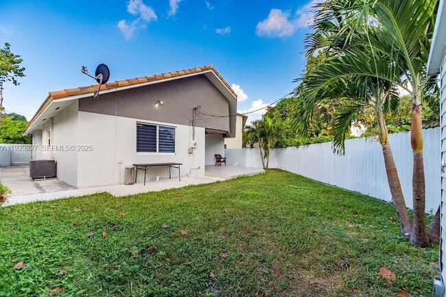 Building Photo - 3425 SW 69th Ave