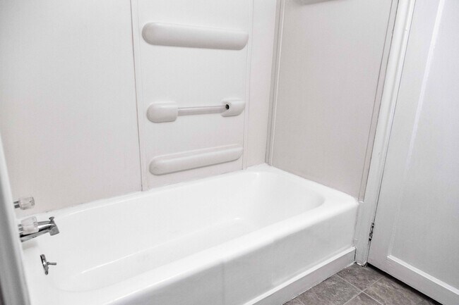 Shower/Tub - 71 S Orchard Dr