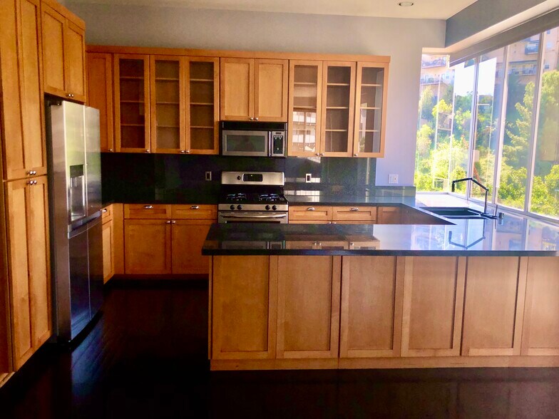 Kitchen - 6396 Weidlake Dr