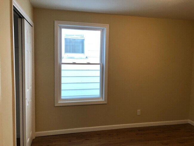 Building Photo - 33 Hartwell St
