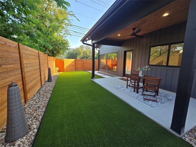 Building Photo - 1112 W N Loop Blvd