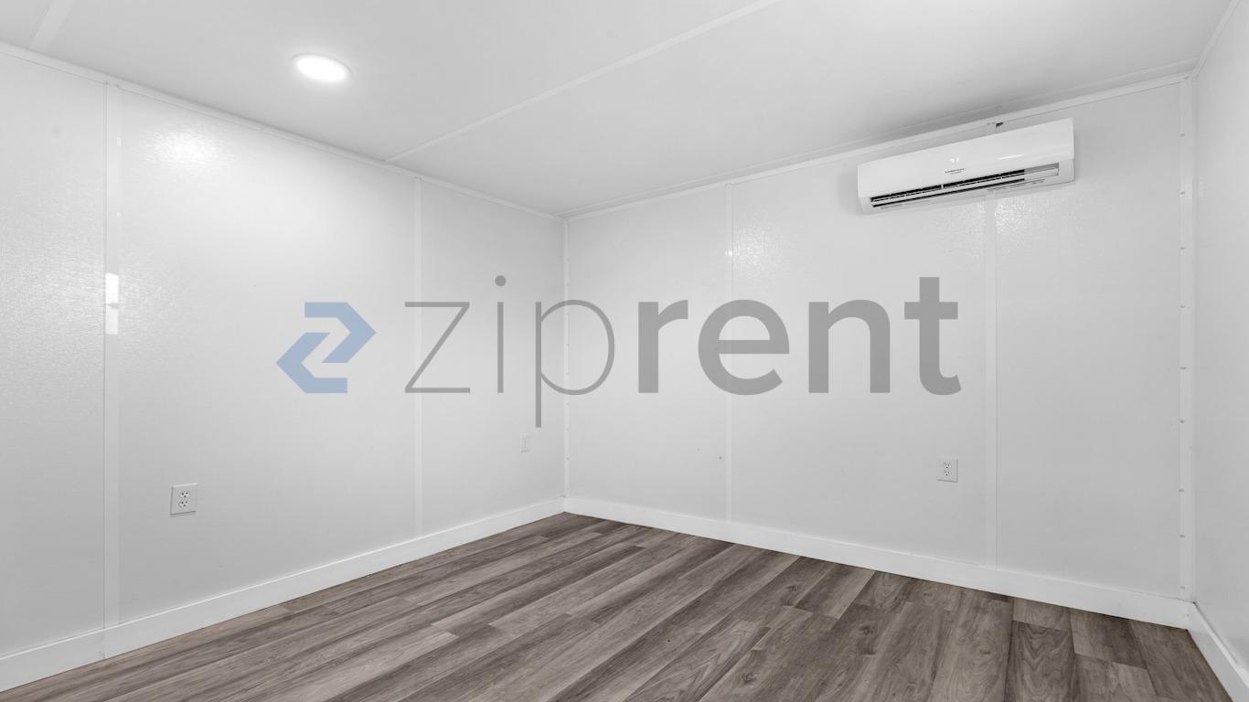 Building Photo - Unit B