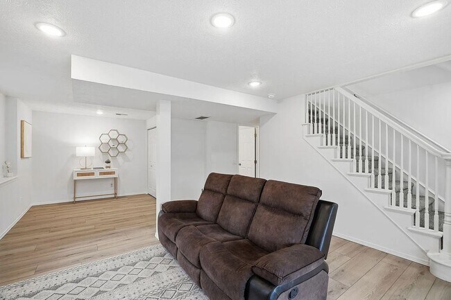 Building Photo - Spacious 4-Bed / 3-Bath South Hill Home — Views, Central A/C, Attached Garage