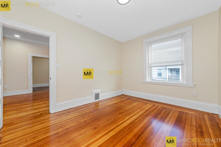 Building Photo - 42 Brackett St