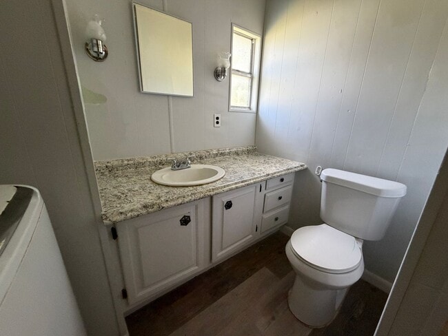 Building Photo - Spacious 3/2 available now!