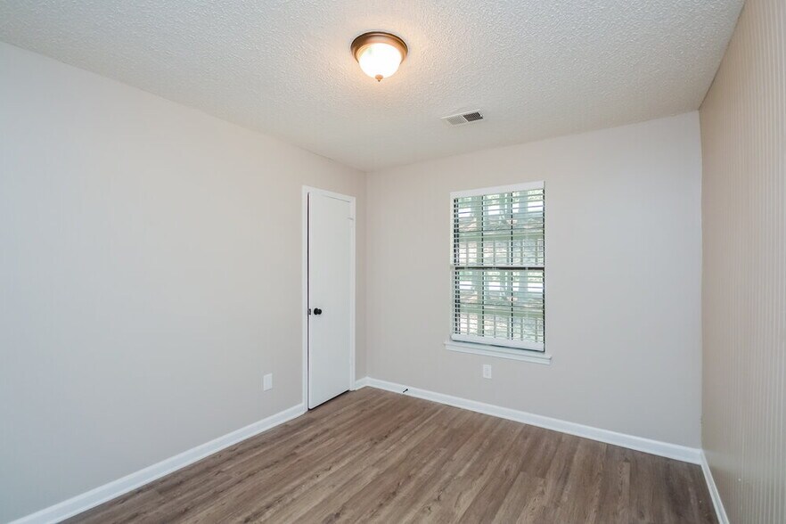 Building Photo - 400 Willow Ln