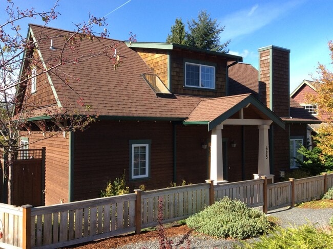 Building Photo - Newer home in Downtown Langley