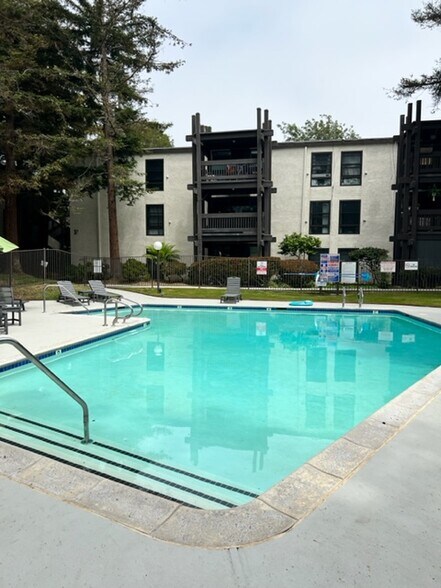 Complex Grounds - 7740 Redlands St