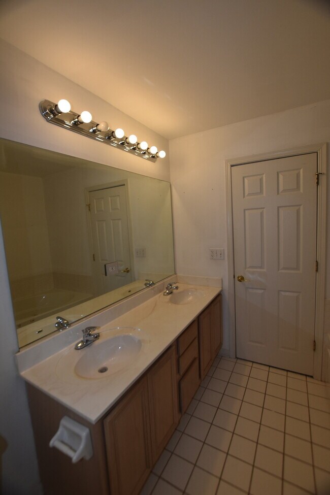 Building Photo - 2963 Saganashkee Ln