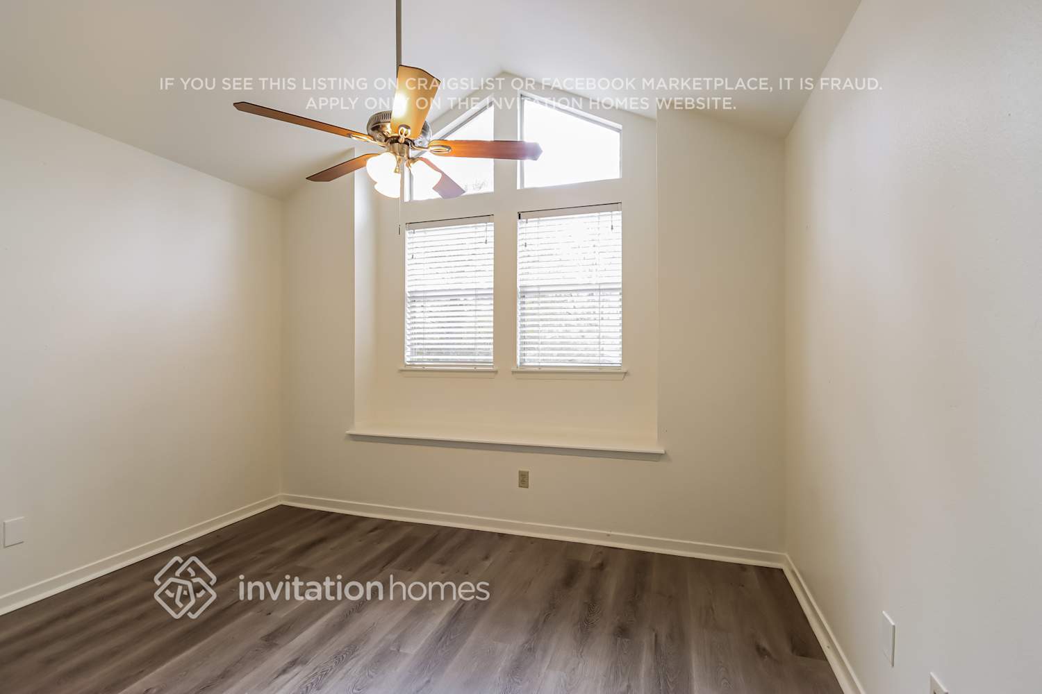 Building Photo - 10 Shallow Pond Pl