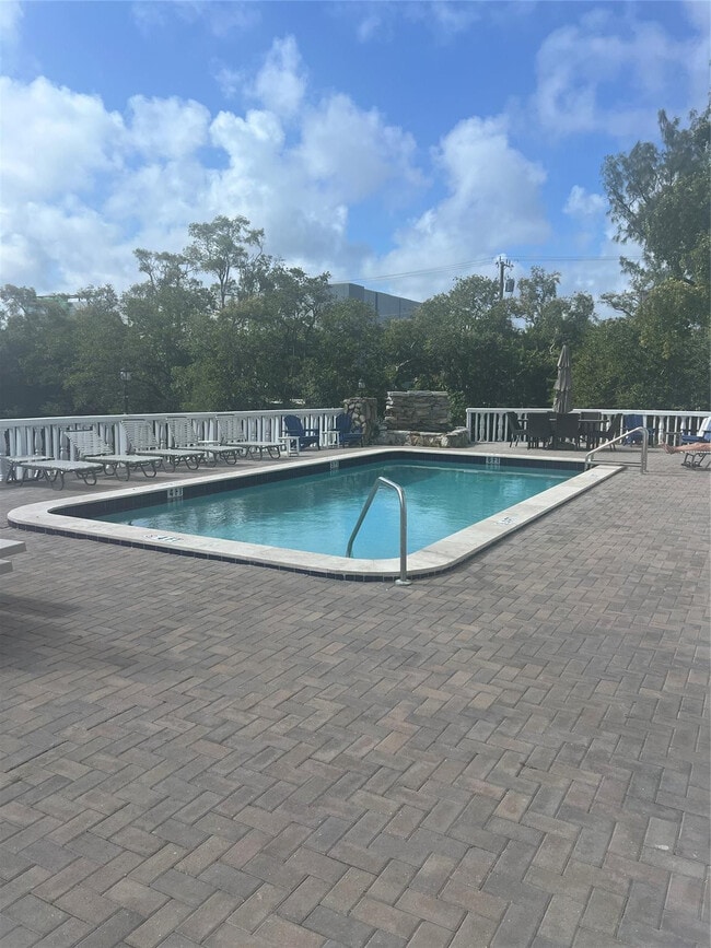 Building Photo - 1400 NE 57th St