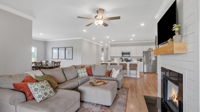 Building Photo - Like-new 4BR/3BA home in desirable St. Cla...