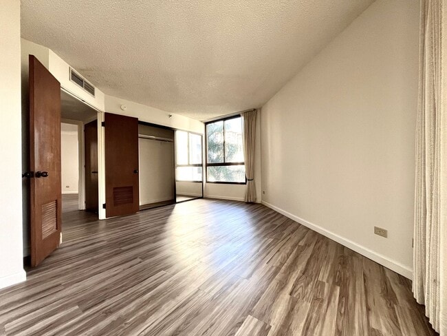 Building Photo - Punchbowl- Continental Plaza: Large 2BR, 2...