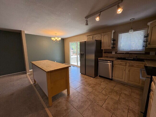 Building Photo - 1395 Hiawatha Dr