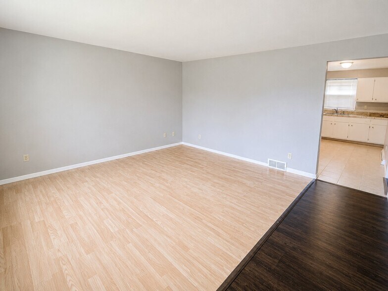Building Photo - 302 Meadow Ln
