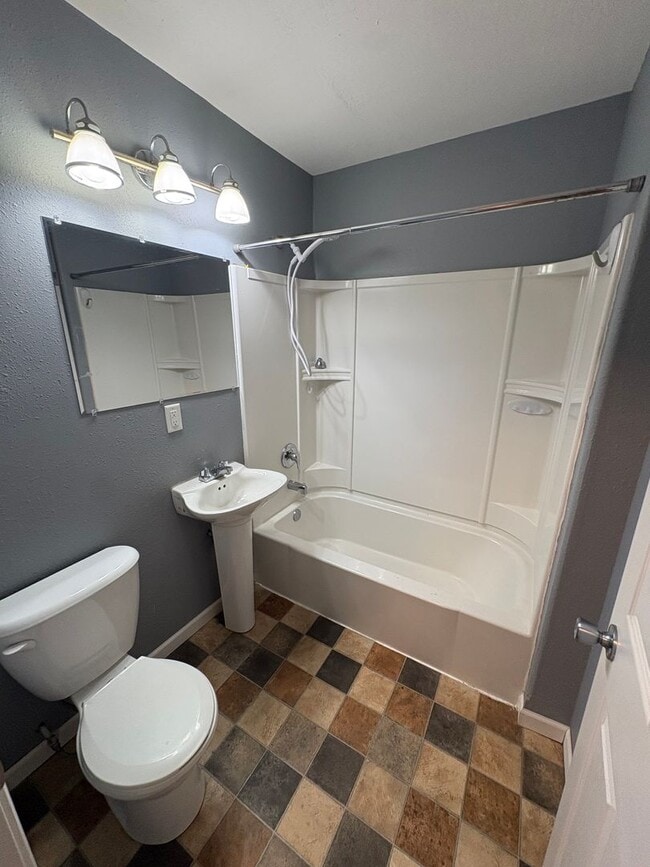 Building Photo - 812-812 5th Ave NW