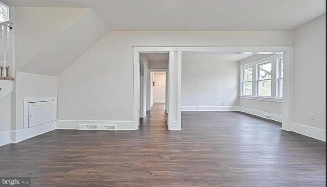 Building Photo - 2531 E Chestnut Ave