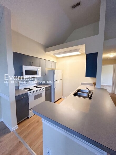 Building Photo - 710 Queens Path