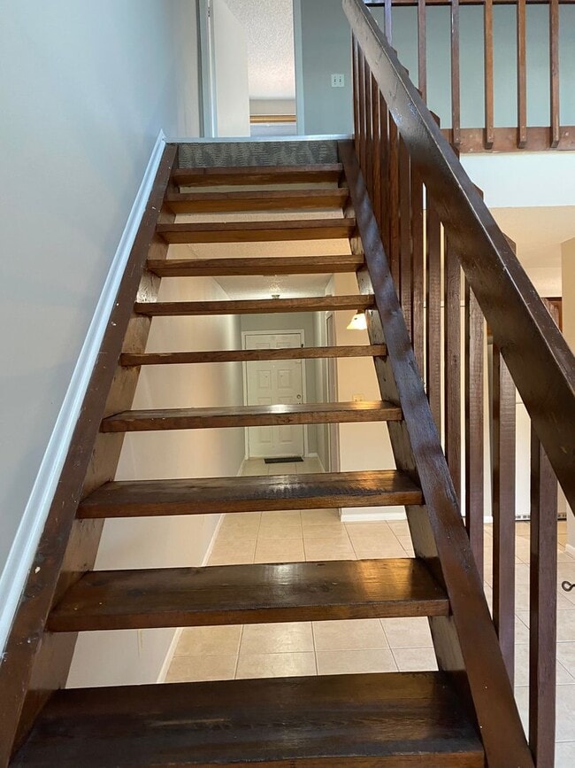 Building Photo - 2 bedroom + loft, 2 bathroom townhome near UCF