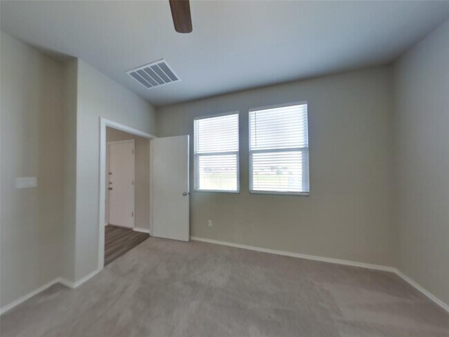 Building Photo - 5200 Saddle Clb Dr