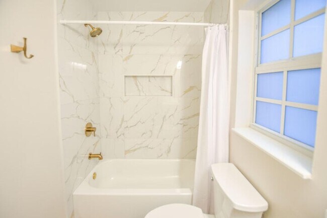 Building Photo - 226 Moccasin Trail W