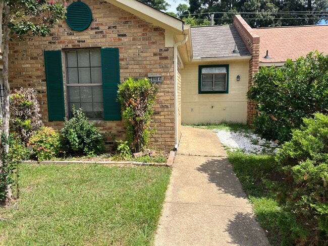 Primary Photo - CUTE CUTE CUTE Single story townhome..