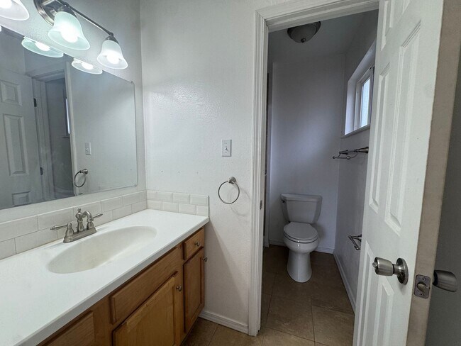 Building Photo - 3 Bed updated gem!