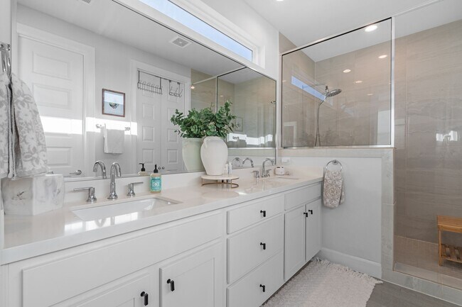 Building Photo - 502 W Donovan St