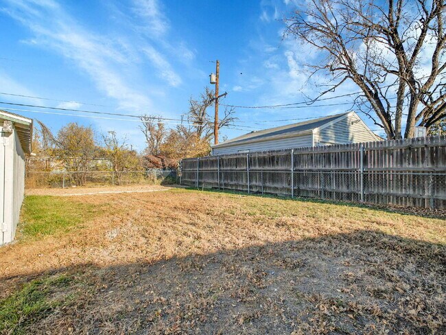 Building Photo - $2,340.95 - $300 OFF - First 2 Months'Rent - 3 Bedrooms, 1.5 Bathrooms, Single Family Home in Aur...