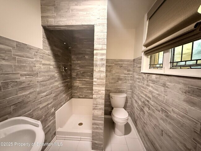 Building Photo - 629 Clay Ave