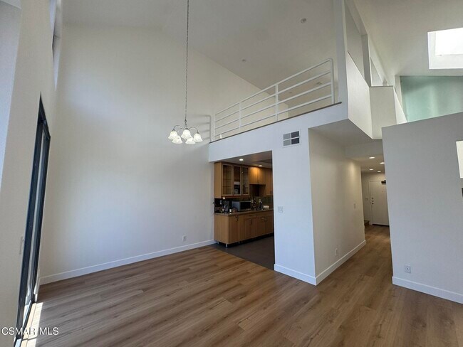 Building Photo - 13331 Moorpark St