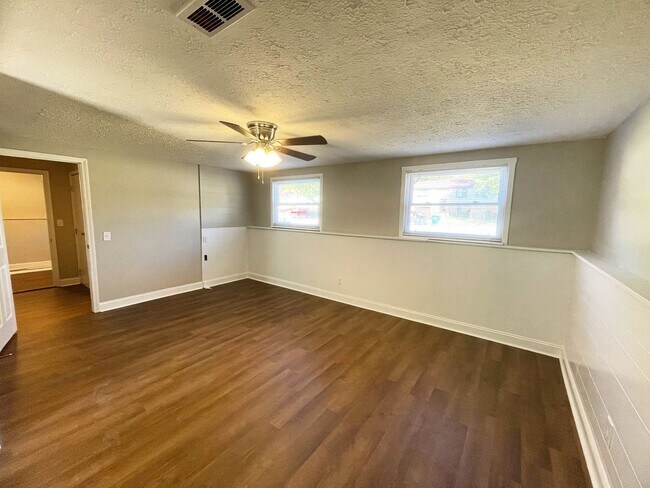 Building Photo - Newly Renovated Hillview Bi-Level!