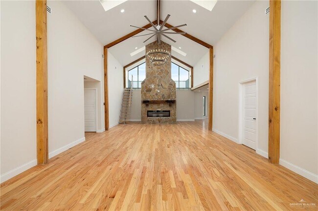 Building Photo - 12304 Lakeview Dr