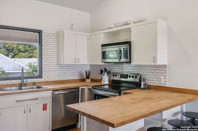 Building Photo - HISTORIC CHARM IN KING WILLIAM