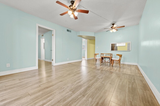 Building Photo - 2770 Garden Dr S
