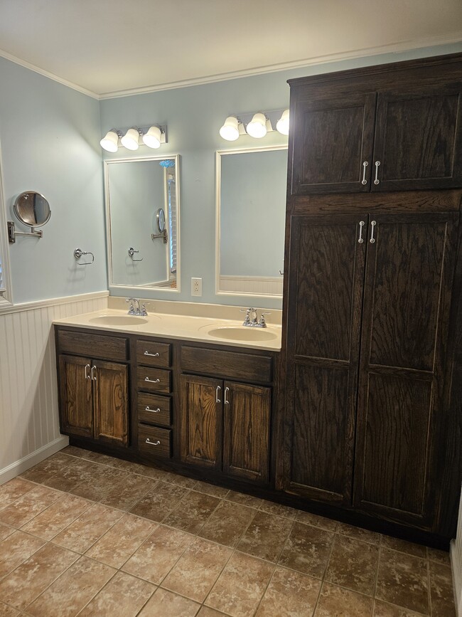 Main House Primary Bathroom - 5311 Adrian Rd