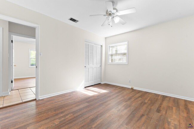 Building Photo - 846 S Forest Lake Dr