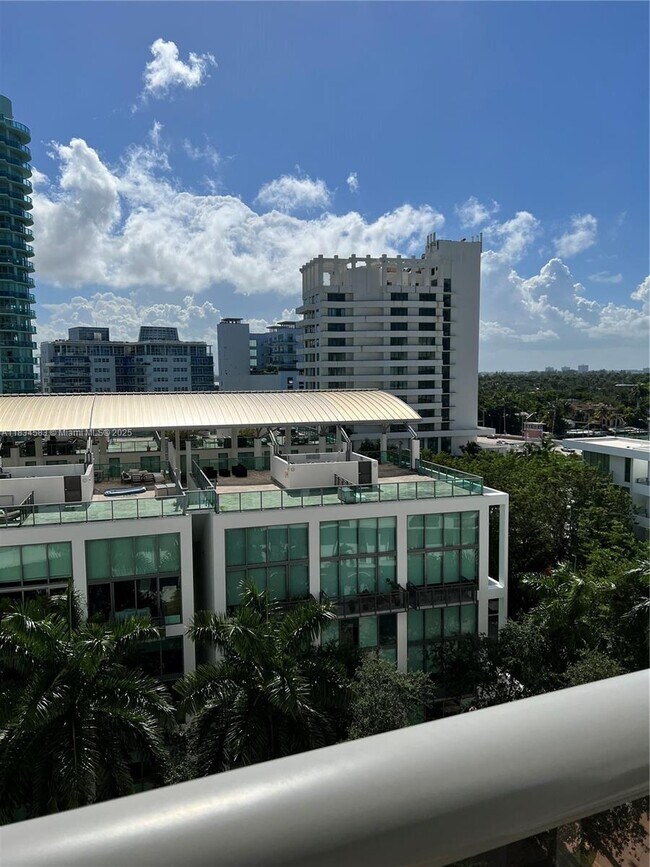 Building Photo - 6039 Collins Ave