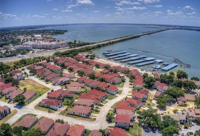 Building Photo - 3011 Bayside Dr