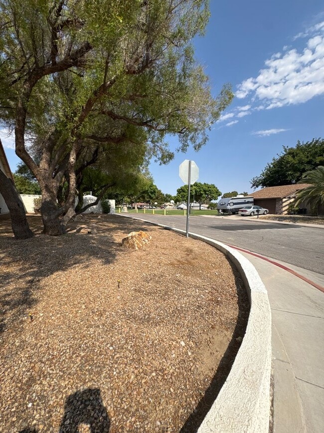 Building Photo - 4 bed, 2 bath, 2 car garage . Boulder City RV parking