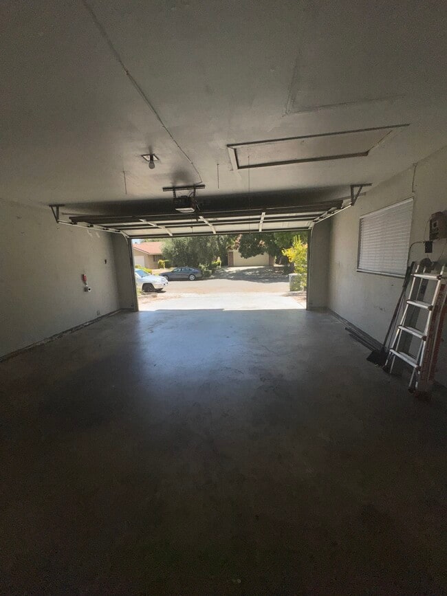 Building Photo - 8919 N Archie Ave