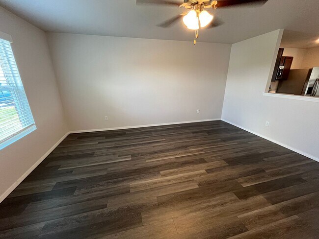 Building Photo - *NOW PRELEASING* Three Bedroom | Two Bath Home in Somerset