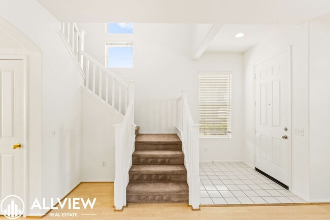 Building Photo - Bright & Spacious 3-Bedroom 2.5 Bath Home in Gated Oak Creek Community