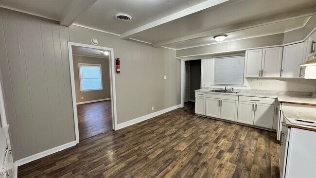 Building Photo - 1330 Victor Dr