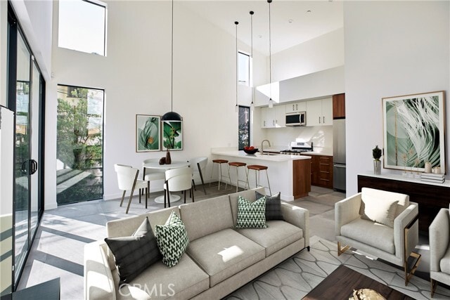 Building Photo - 929 E 68th St