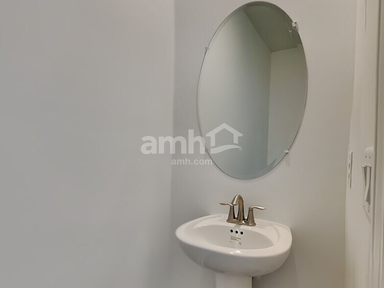 Building Photo - 413 Armstrong Curve