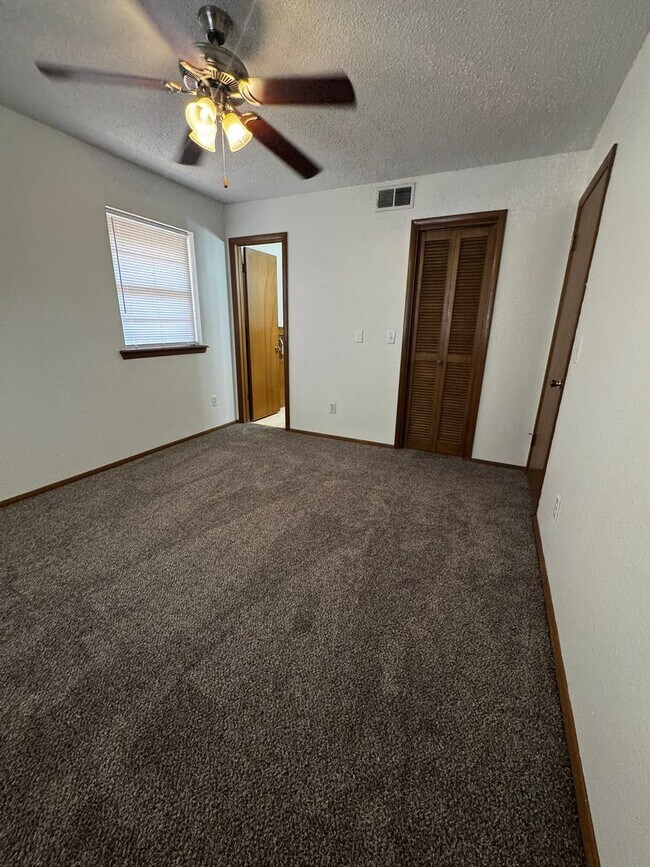 Building Photo - (3) Bed/(2) Bath with (2) Living Areas in MWC Avail NOW!