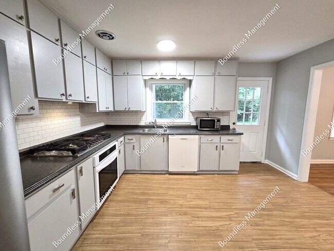 Building Photo - 2233 Leafmore Dr