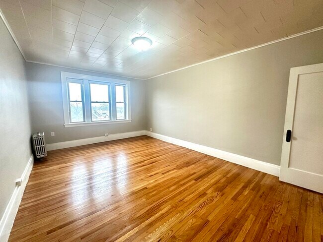 Building Photo - 589 Pleasant St