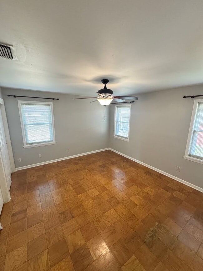 Building Photo - Broadmoor!